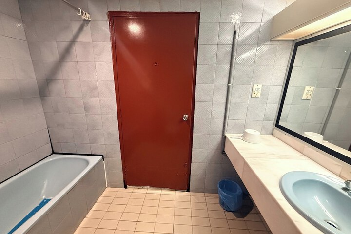 Room 72 of 86