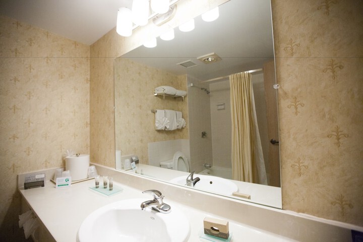 1 Queen Bed Deluxe Room (7 of 32)