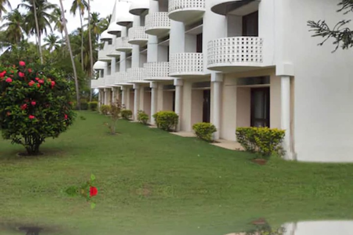 Hotel Exterior 42 of 46