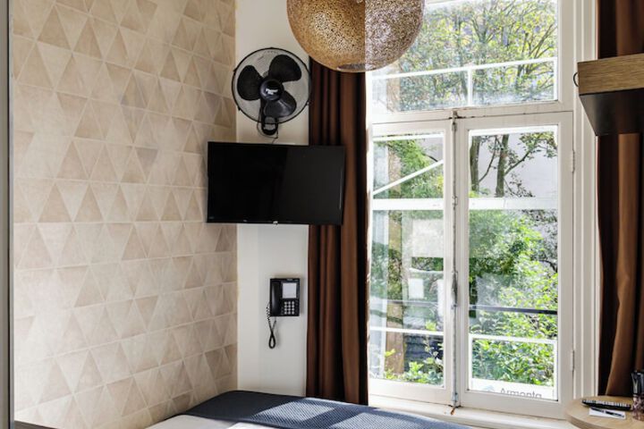 Room 13 of 27