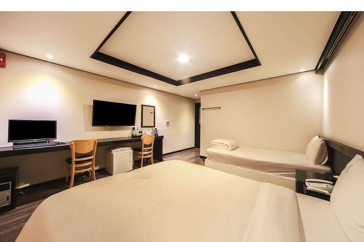 Room 19 of 42