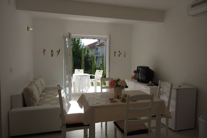 Room 6 of 12