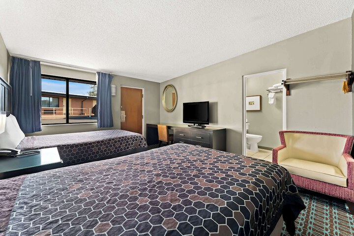 2 Double Beds (8 of 10)
