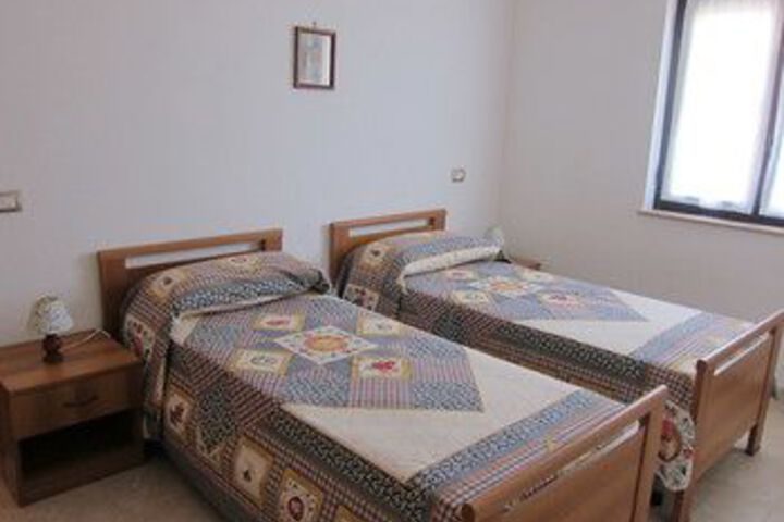 Room 9 of 16