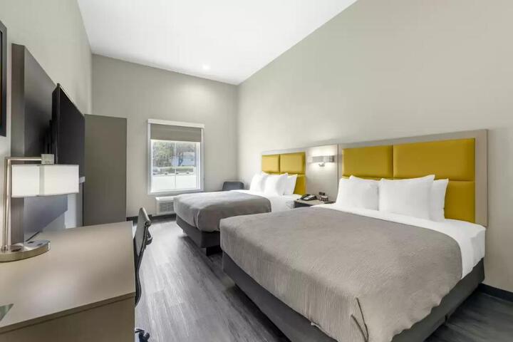 2 Queen Beds (9 of 10)