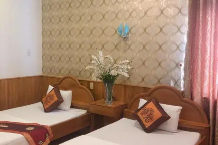 Room 6 of 13