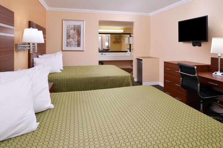 2 Queen Beds (5 of 18)