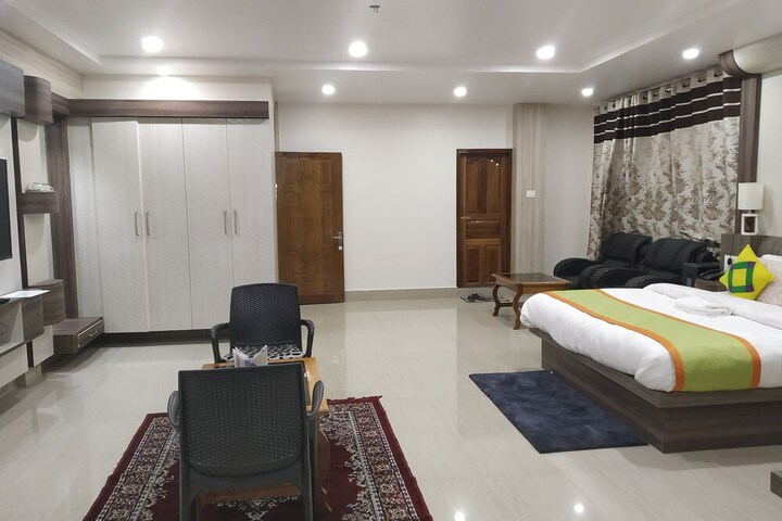 Room 12 of 104