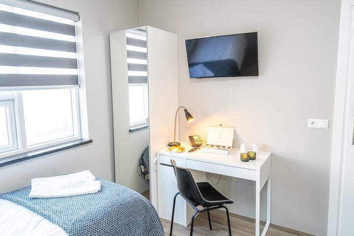 Room 6 of 27