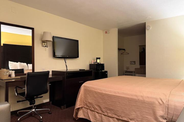 1 King Bed (3 of 7)