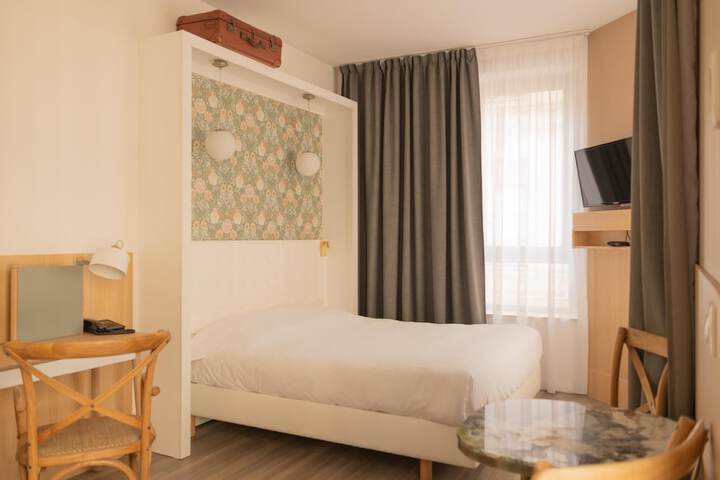 Room 5 of 42