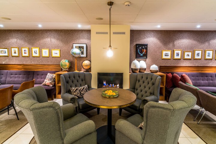 Lounge 75 of 86