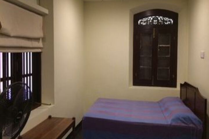 Room 9 of 12