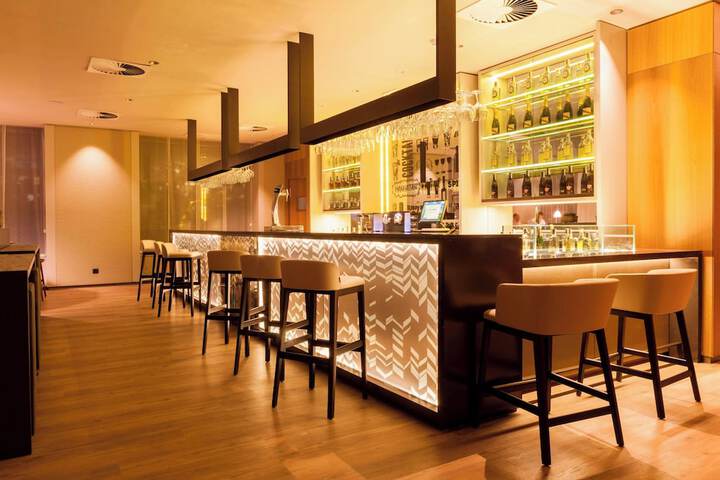 Lounge 109 of 124