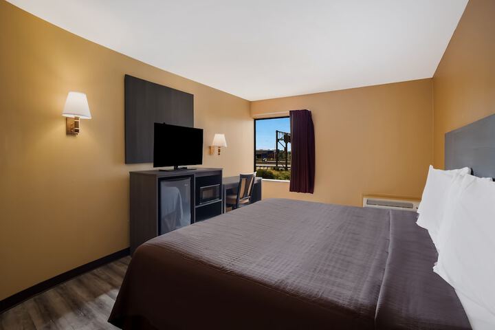 1 King Bed (1 of 7)