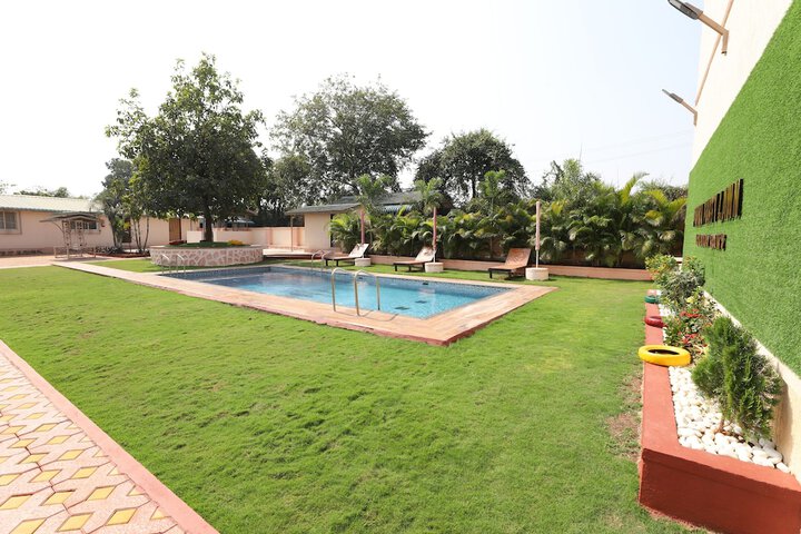 Pool 16 of 33