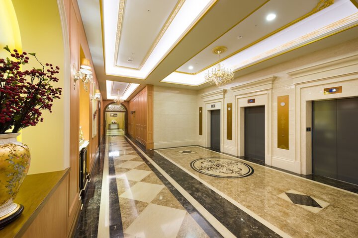 Ballroom/Hall 42 of 45