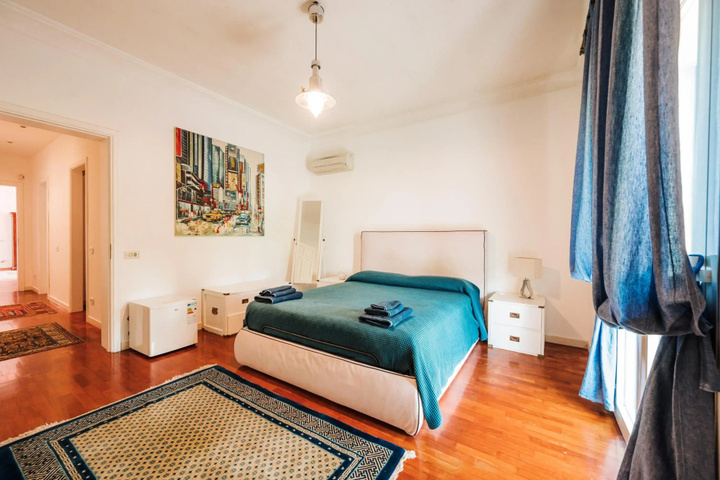 Room 4 of 9
