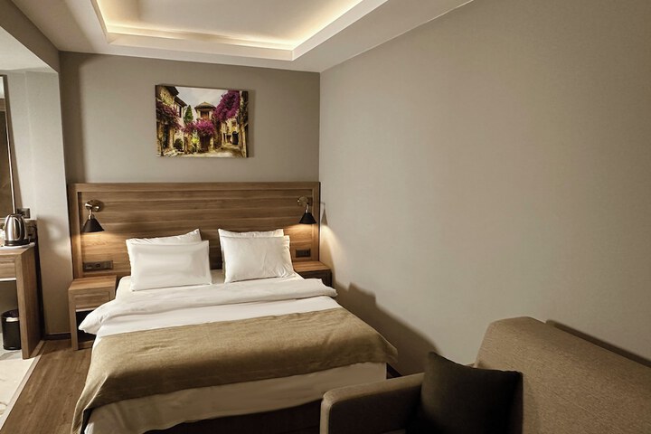 Room 5 of 74