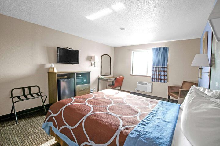 1 Queen Bed Accessible Room (14 of 18)
