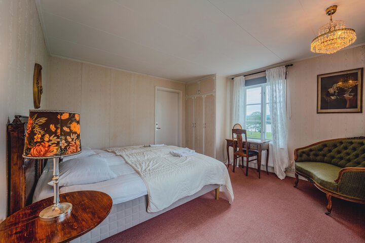 Room 50 of 148