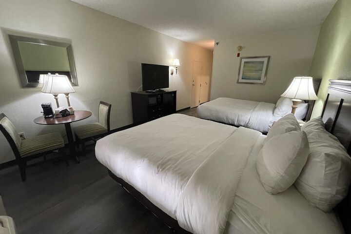 1 Queen Bed Accessible (43 of 46)