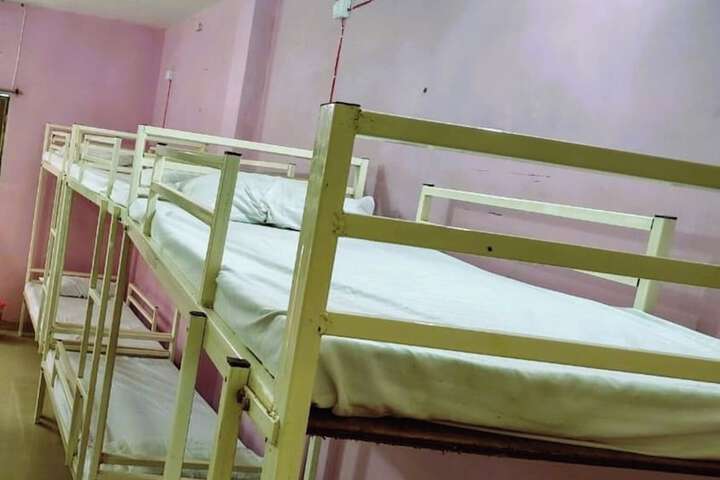 Room 4 of 9
