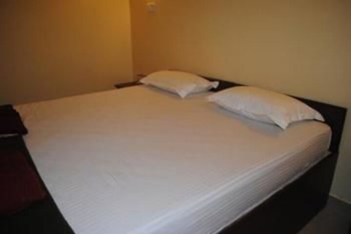 Room 5 of 9