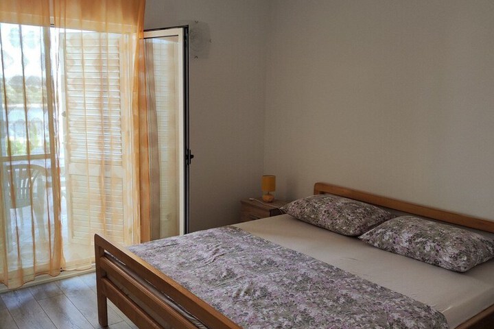 Room 2 of 10