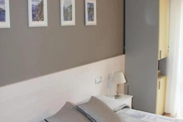 Room 4 of 8
