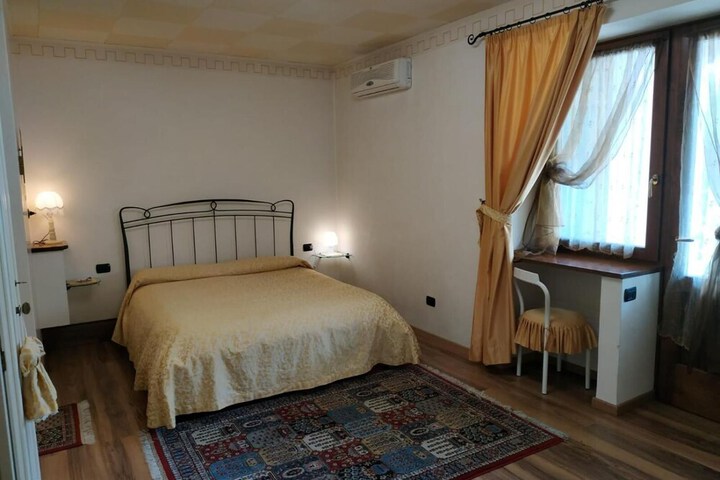 Room 10 of 28