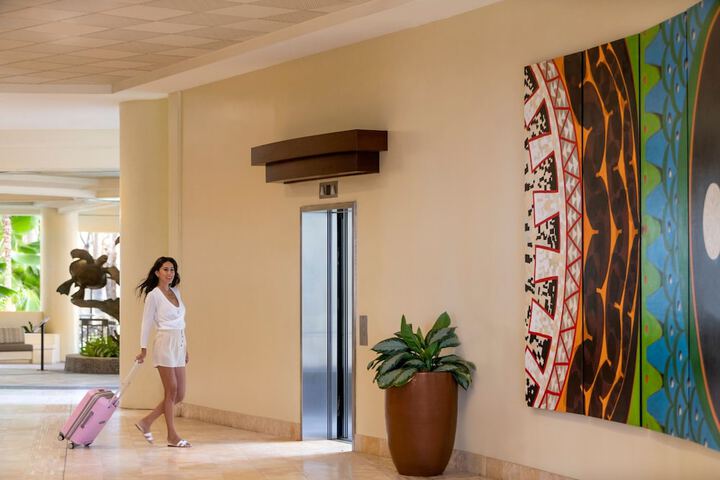 Lobby lounge