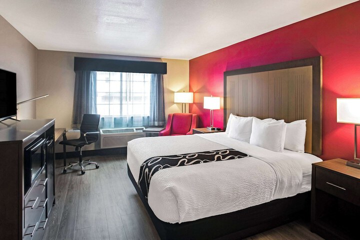1 King Bed (2 of 9)