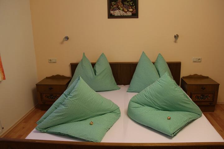 Room 2 of 28