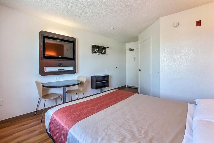 1 Queen Bed (6 of 16)