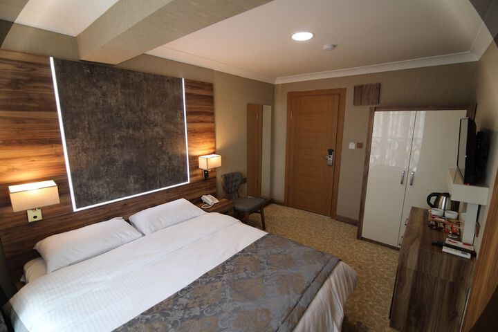 Room 11 of 32