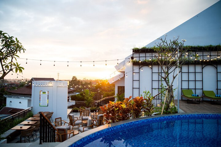 Pool 17 of 25
