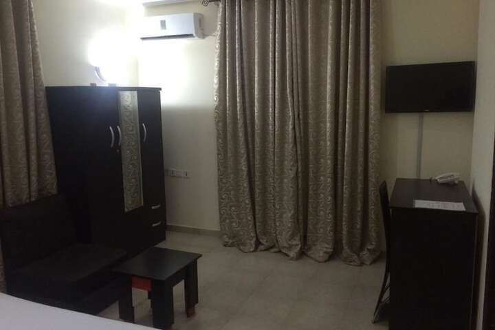 Room 4 of 32