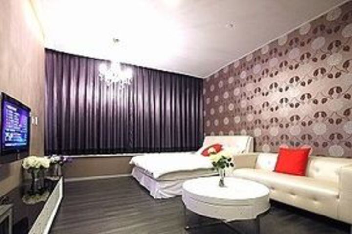 Room 27 of 73