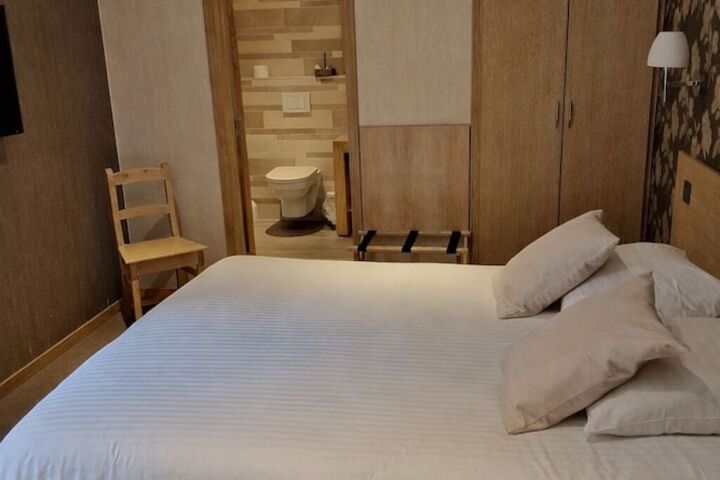 Room 8 of 18