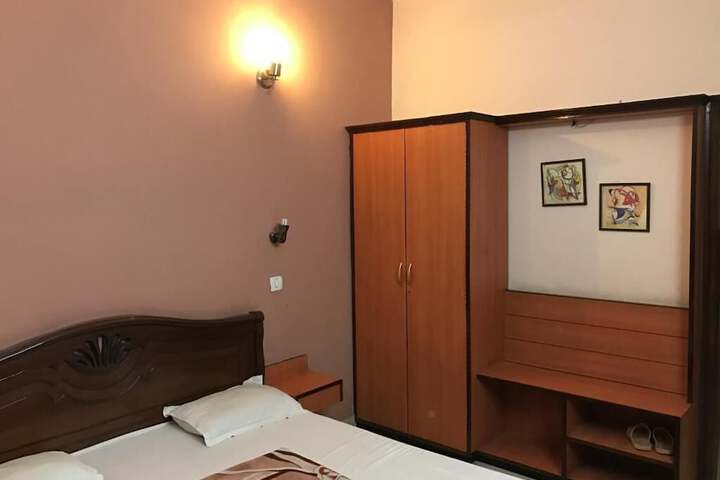 Room 11 of 25