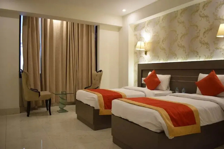 Room 6 of 11