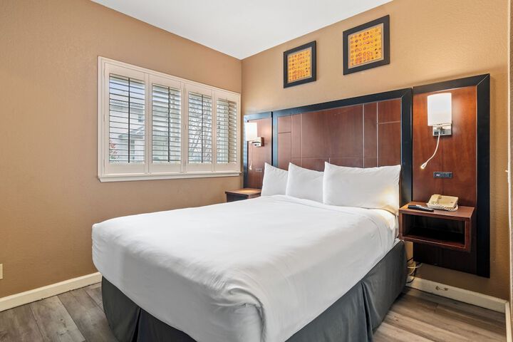 Queen Size Bed (1 of 19)