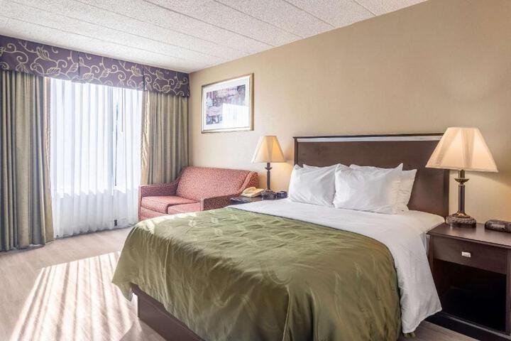 1 Queen Bed (1 of 19)