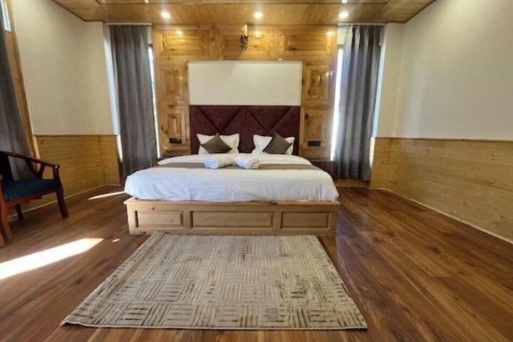 Room 8 of 18