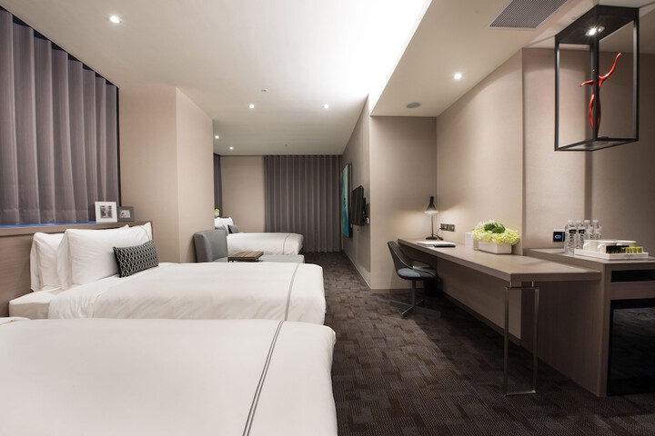 Room 4 of 32