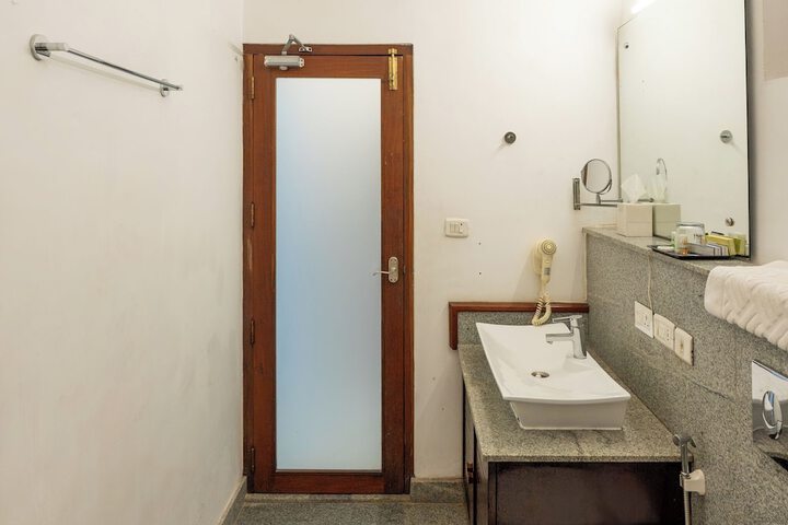 Room 52 of 80