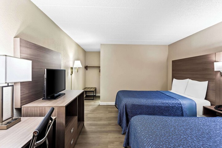 2 Double Beds (12 of 12)