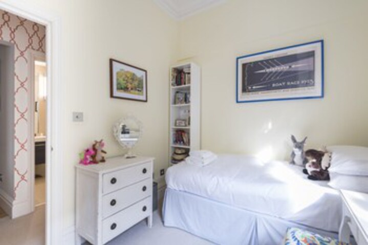 Room 16 of 19