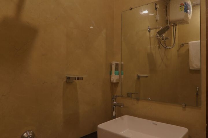Room 32 of 38